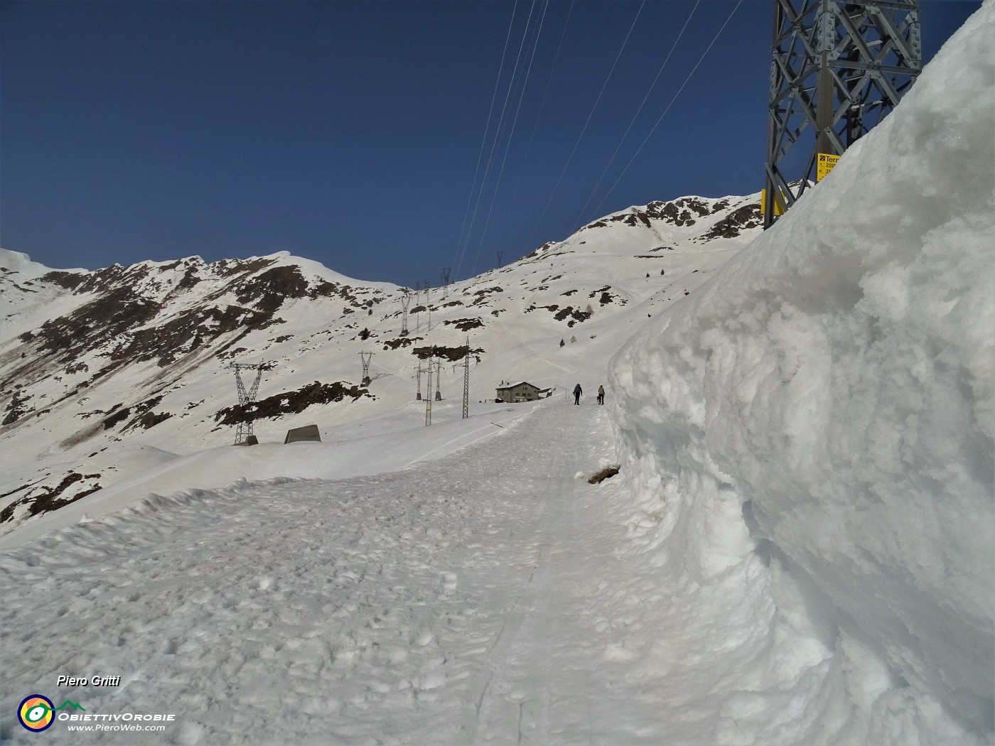 56 Alta neve ammassata sul lato a monte della strada.JPG